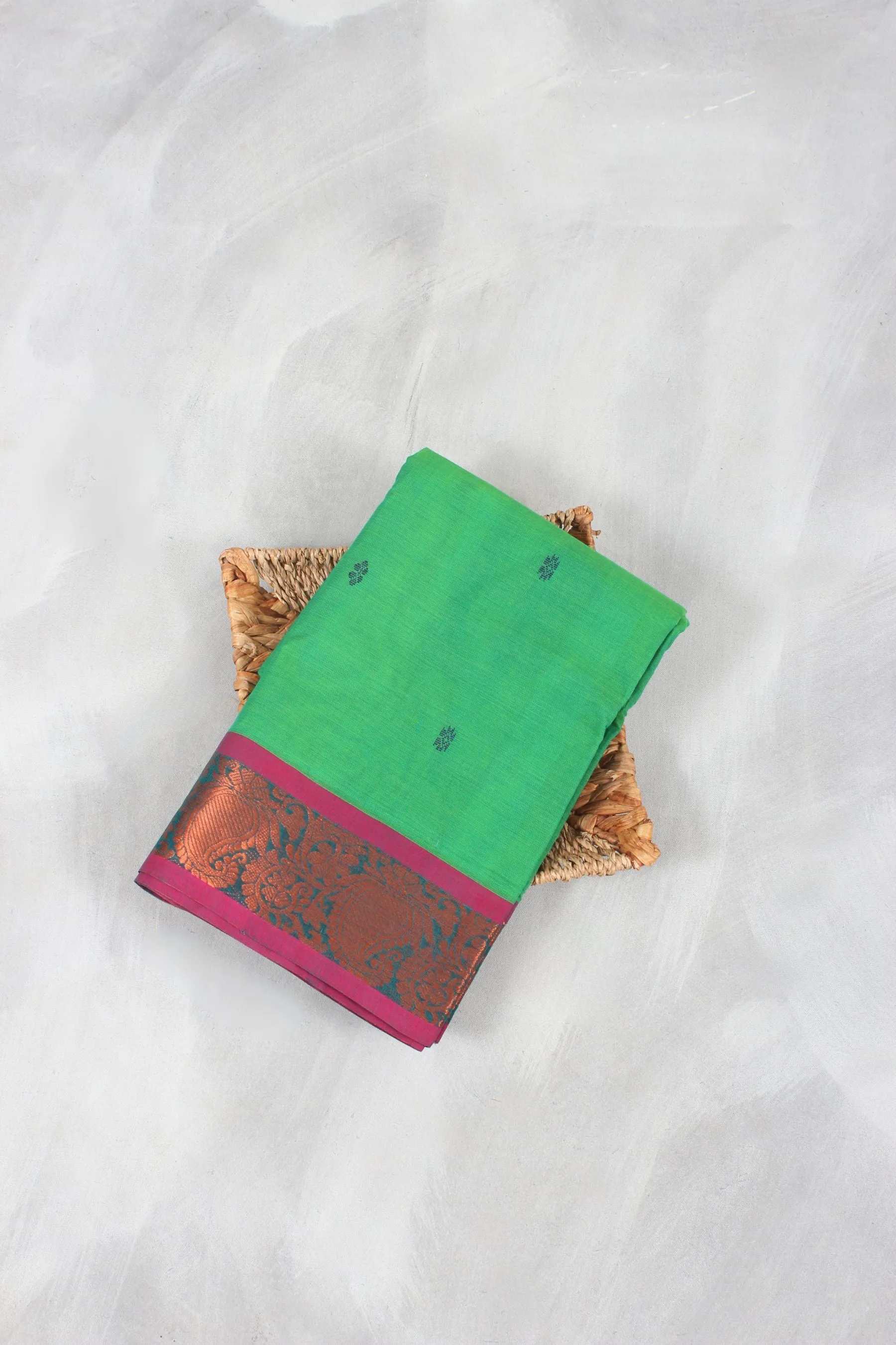 Elegant Cotton Saree with Distinct Line Pallu - Sophisticated Comfort