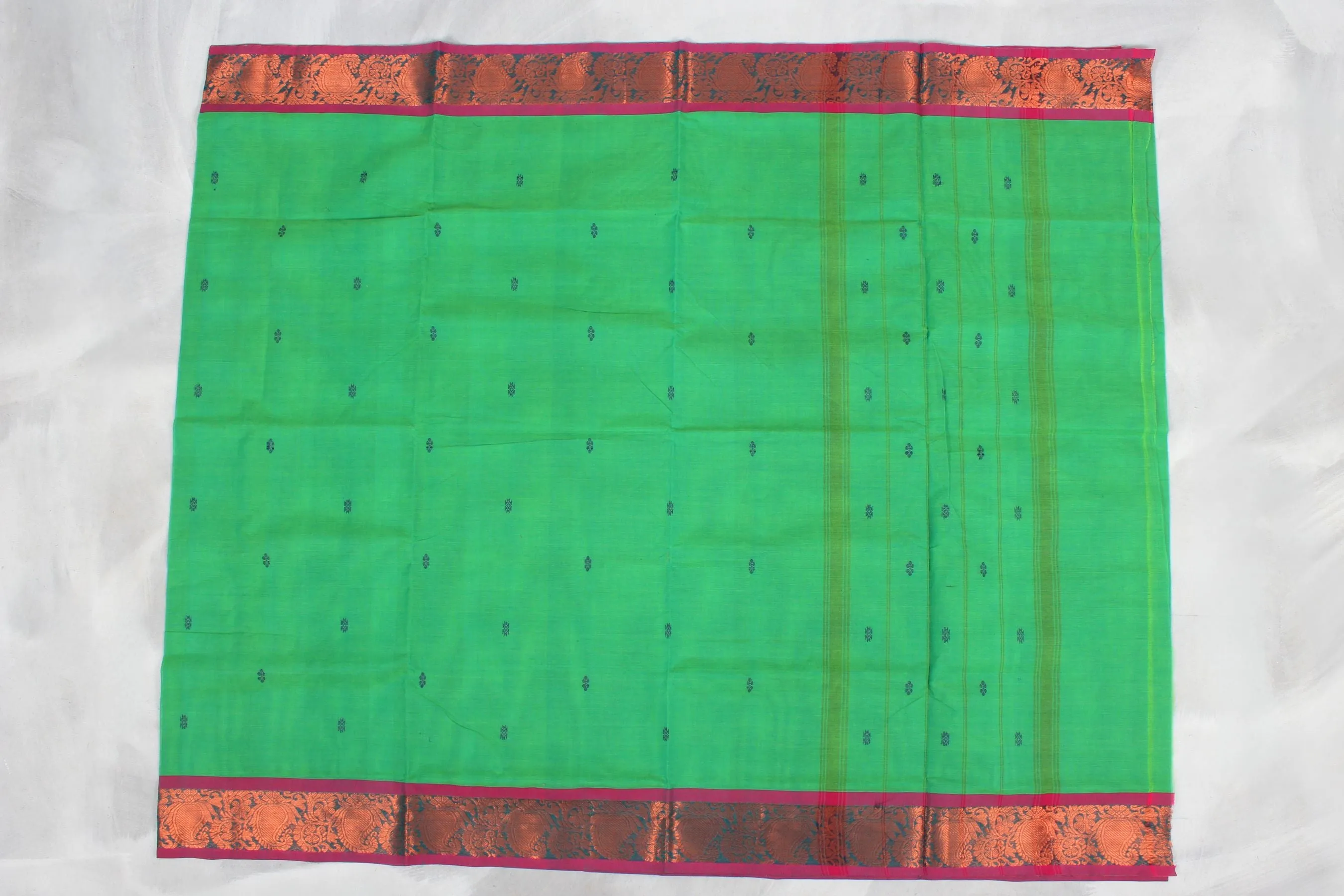 Elegant Cotton Saree with Distinct Line Pallu - Sophisticated Comfort