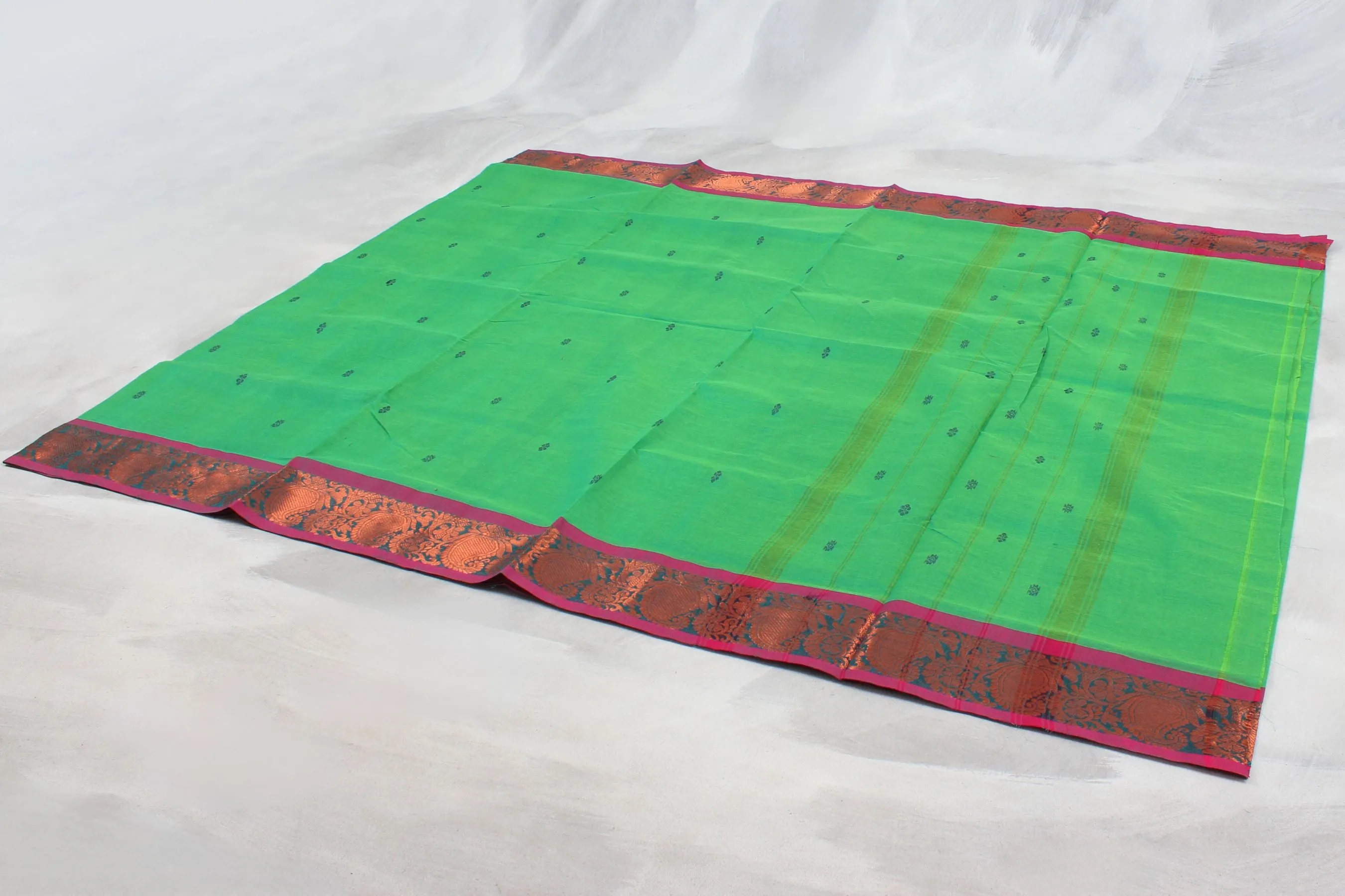 Elegant Cotton Saree with Distinct Line Pallu - Sophisticated Comfort