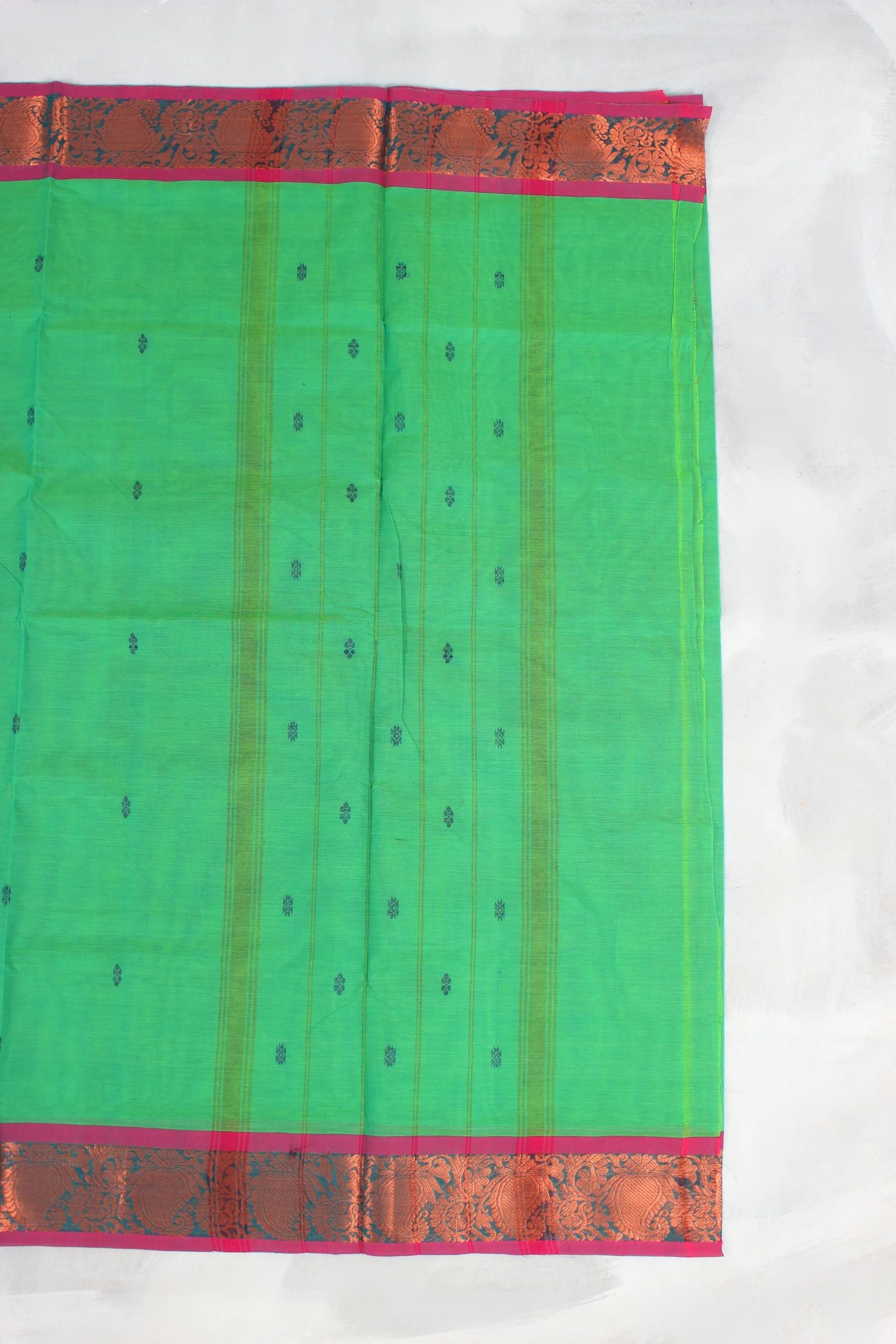 Elegant Cotton Saree with Distinct Line Pallu - Sophisticated Comfort
