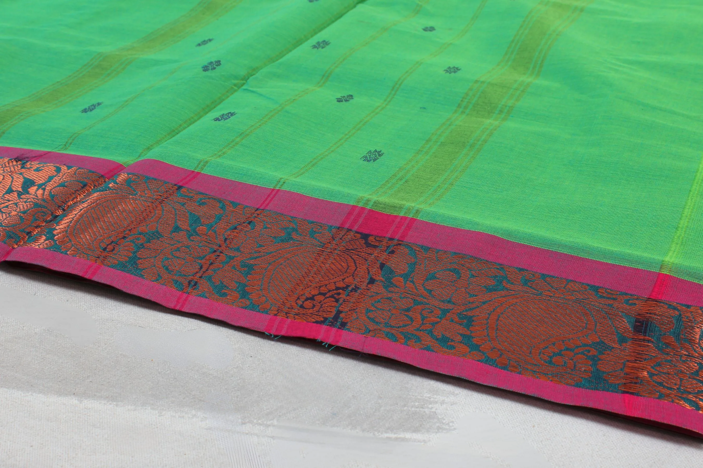 Elegant Cotton Saree with Distinct Line Pallu - Sophisticated Comfort